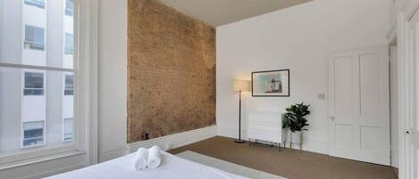 1 dormitorio, tabla de planchar con plancha, wifi y ropa de cama