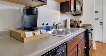 Apartment with King Bed in Downtown Louisville
