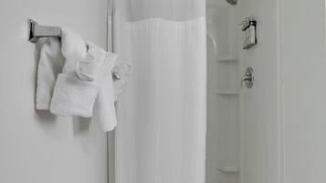 Regadera, secadora de cabello, toallas