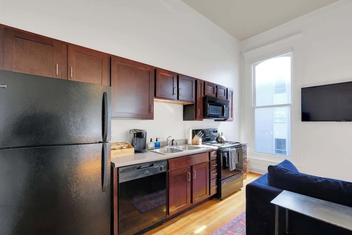 Frigorífico, microondas, horno y placa de cocina