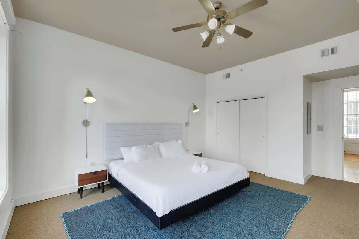 2 habitaciones, tabla de planchar con plancha, wifi y ropa de cama 