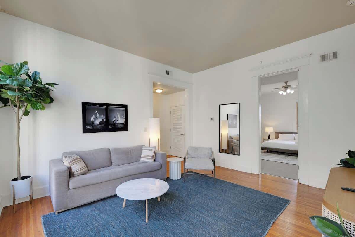 Televisión y oficina 