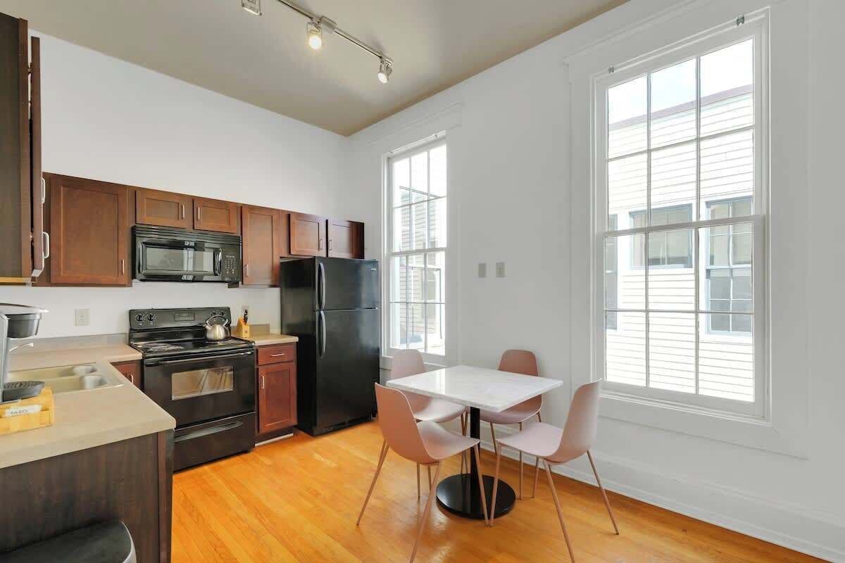 Kjøleskap, mikrobølgeovn, ovn og kokeplater