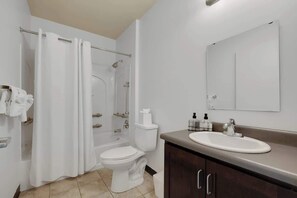 Een douche, een haardroger, handdoeken