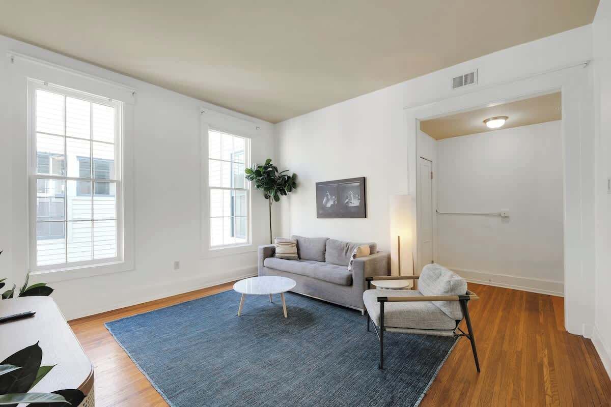 Televisión y oficina 