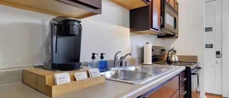 Réfrigérateur, micro-ondes, four, plaque de cuisson