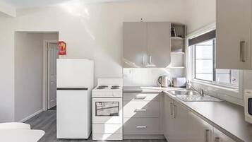 Een koelkast, een microgolfoven, een oven, een kookplaat