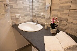 Douche, sèche-cheveux, serviettes fournies, savon