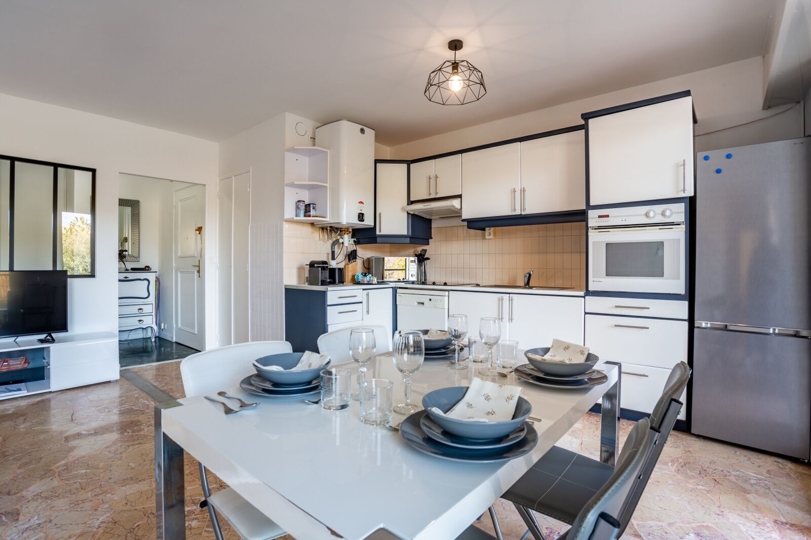 Geladeira, micro-ondas, fogão, cooktop