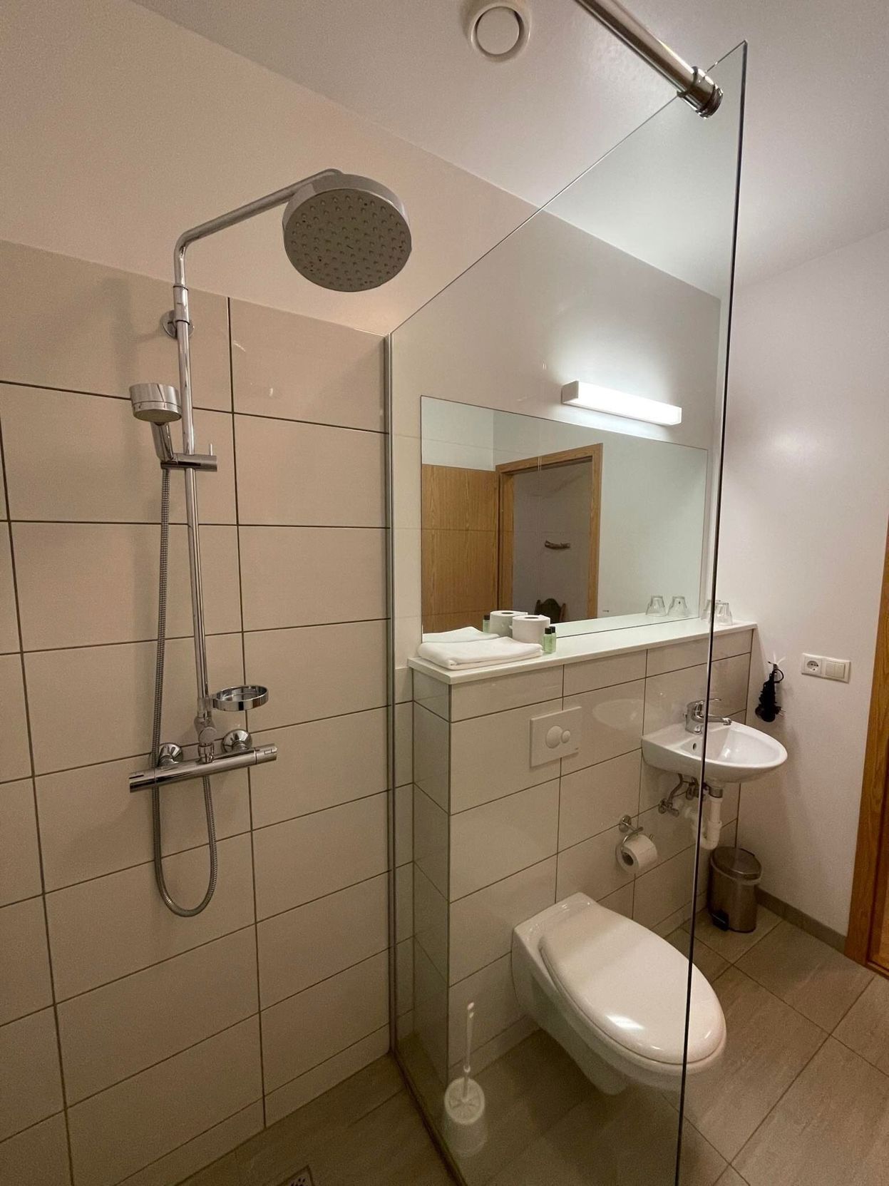 Baño | Regadera, secadora de cabello, toallas 
