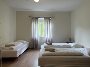 Tremannsrom – classic | Skrivebord, skrivebord for bærbar PC, wi-fi (inkludert) og sengetøy