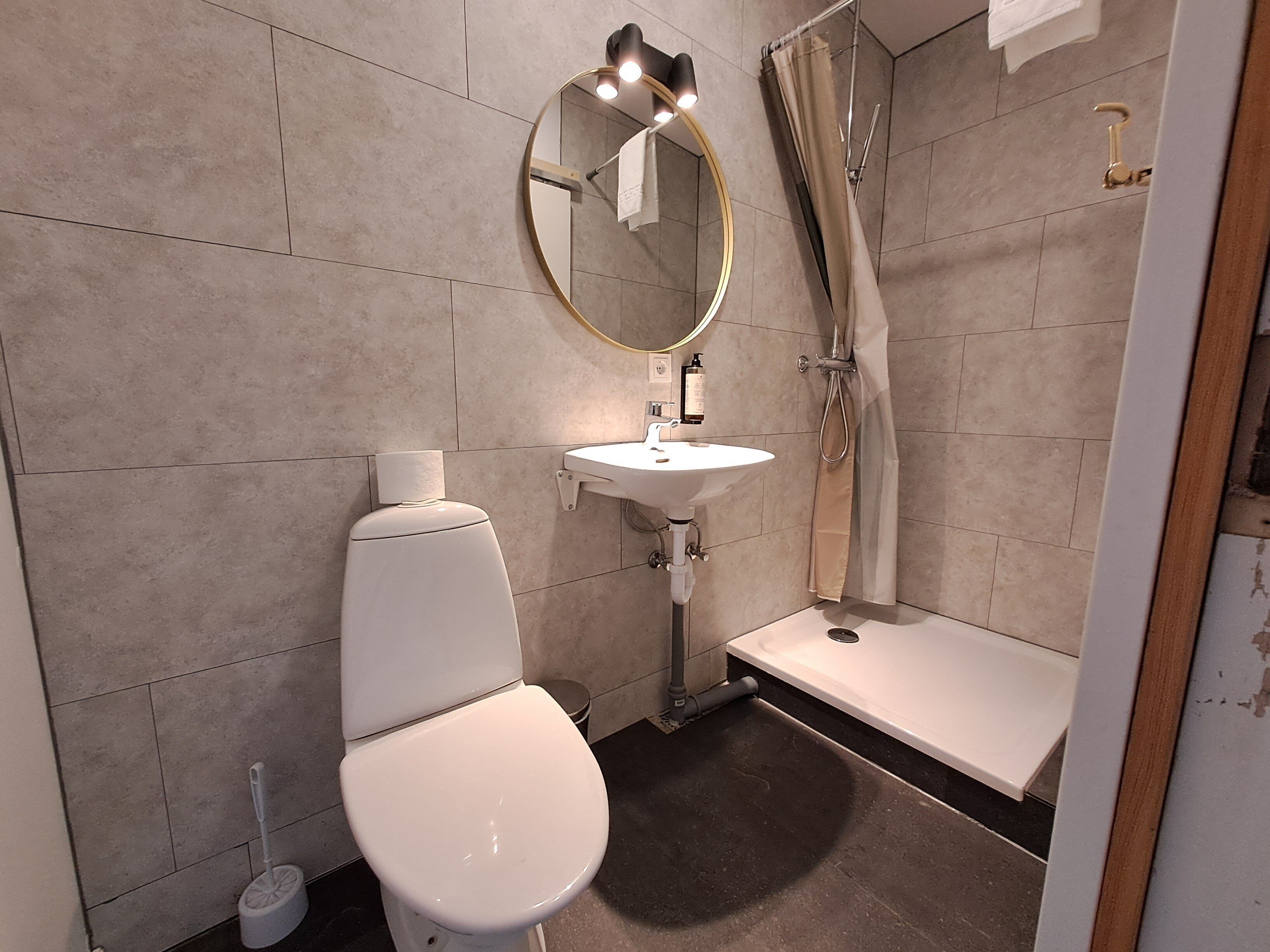 Habitación cuádruple superior, en edificio anexo | Baño | Ducha, secador de pelo y toallas