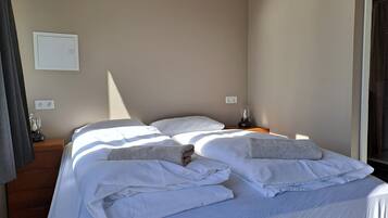 Superior Triple Room, Annex Building | Desk, laptop workspace, free WiFi, bed sheets