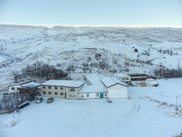 A residential area with a house, a garage, and a driveway. - Hotel Studlagil (Egilsstaðir)