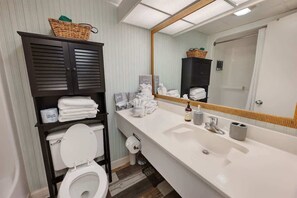 Kombination af bruser/badekar, hårtørrer