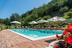 Seasonal outdoor pool, pool umbrellas, sun loungers - L'Antico Forziere Hotel & SPA (Deruta)