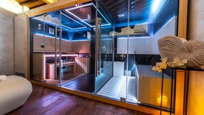 Une salle de spa moderne avec des murs en verre, un plancher en bois et un banc.