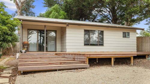 Rhyll Rendezvous - 400m from beach