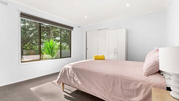 2 bedrooms, iron/ironing board, internet