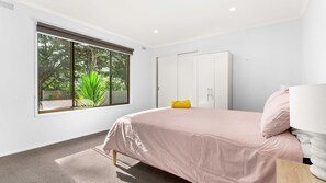 2 bedrooms, iron/ironing board, internet