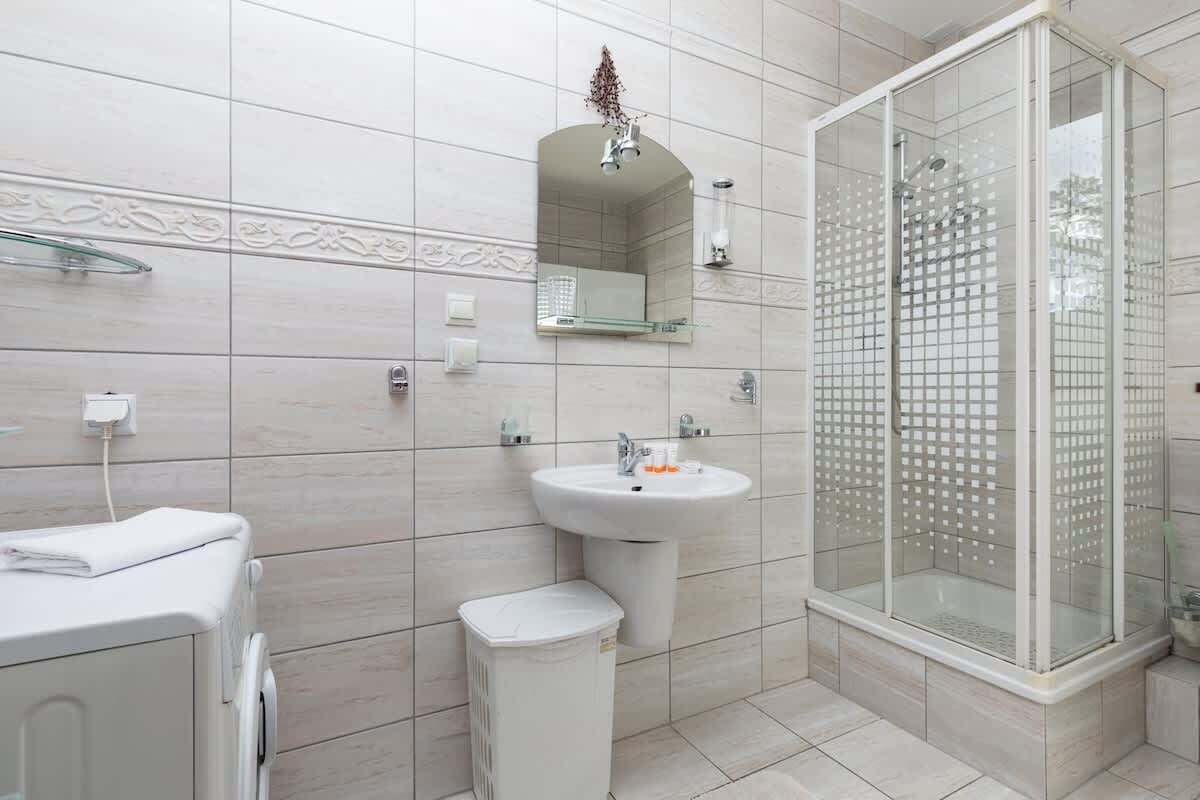 Bathtub, hair dryer, towels, shampoo