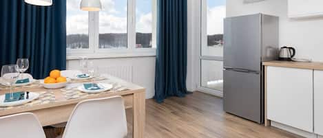 Frigorifero, microonde, forno, piano cottura