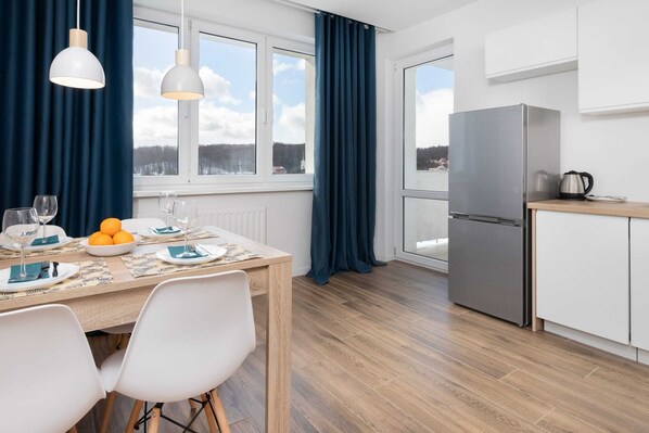 Kylskåp, mikrovågsugn, ugn och spishäll