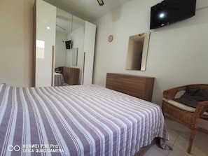 2 bedrooms, desk, iron/ironing board, bed sheets