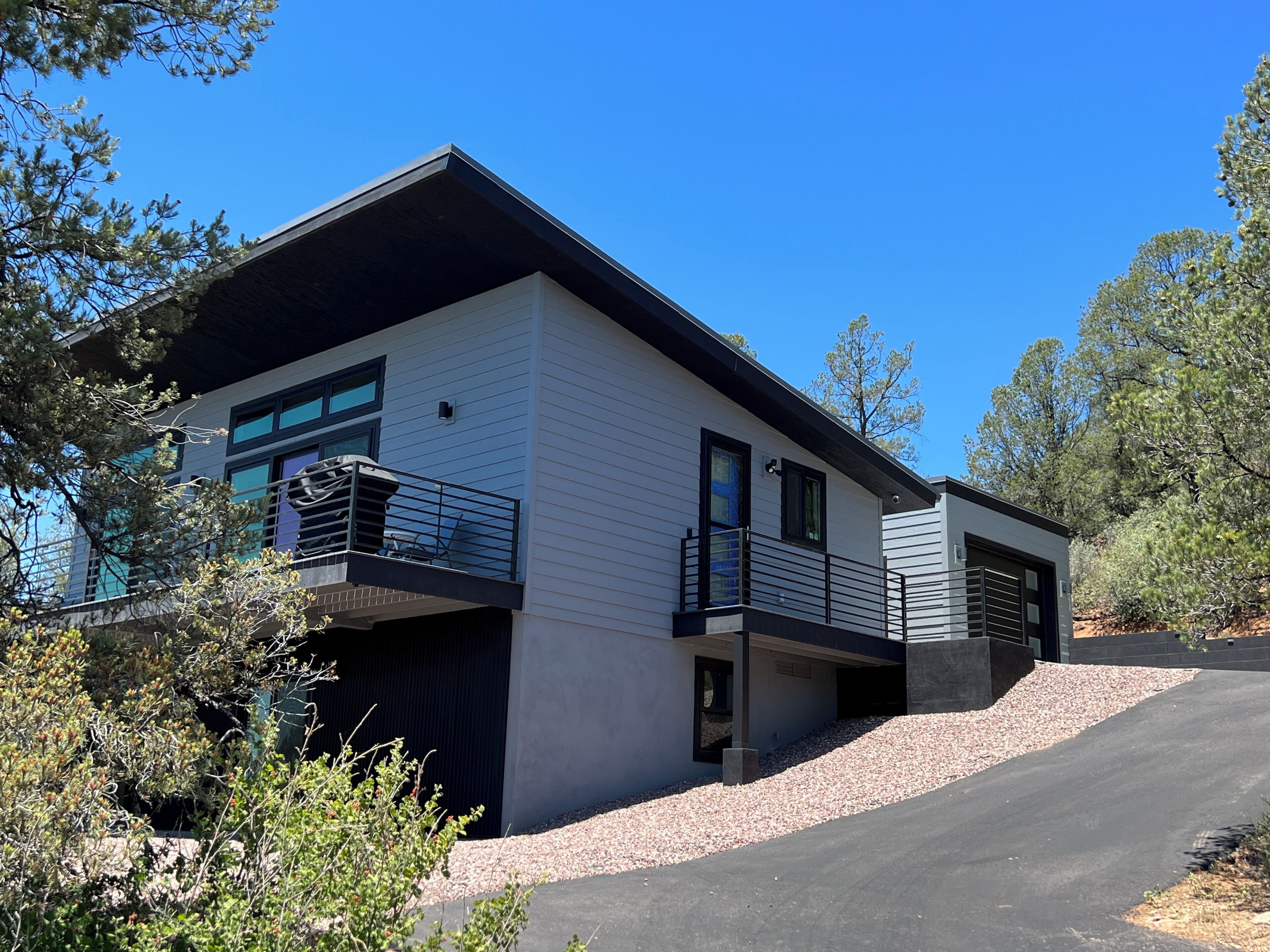 2 bed 2 bathroom house in the mountains with  great views,