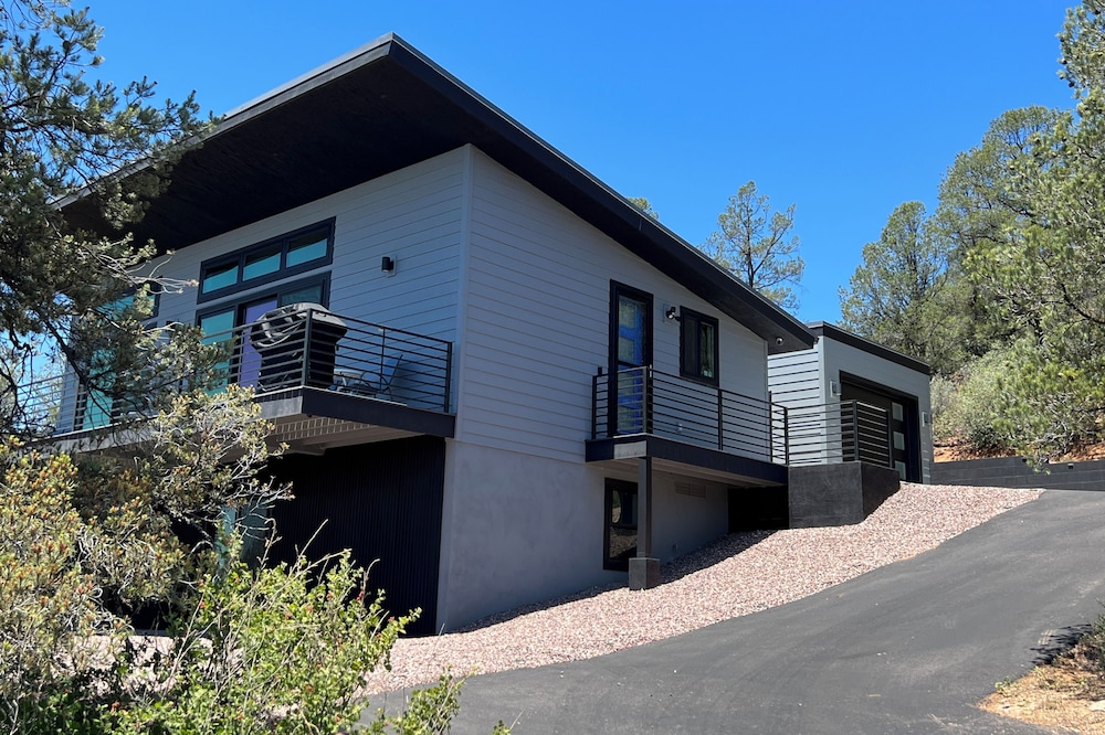 2 bed 2 bathroom house in the mountains with great views,