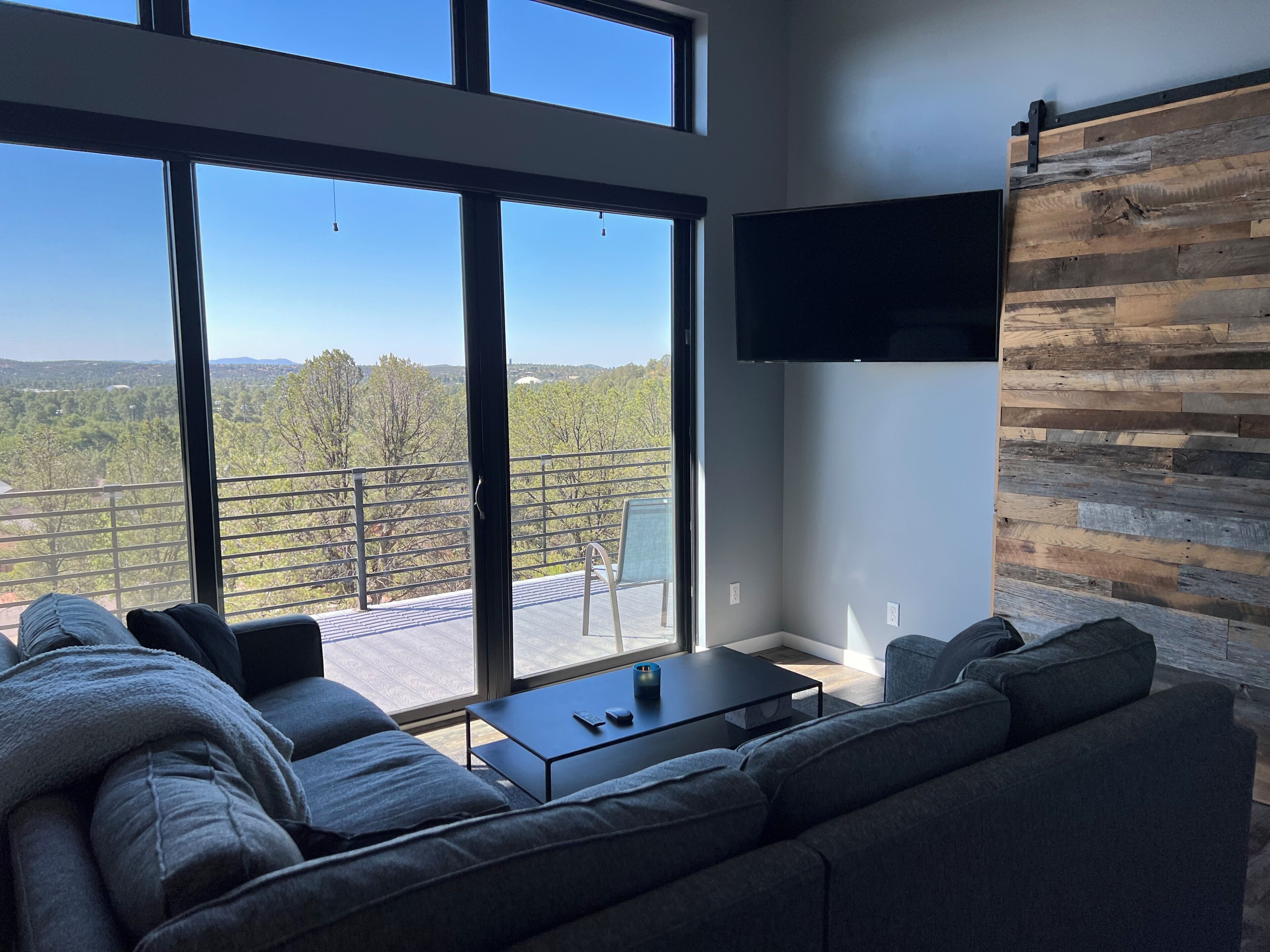 2 bed 2 bathroom house in the mountains with  great views,