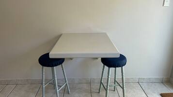 Room, 1 Bedroom, Accessible, Smoking | Tempat makan