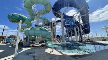 4 piscines a l'aire lliure