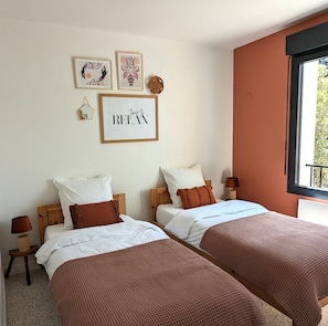 2 bedrooms, desk, iron/ironing board, travel cot - Les Petits riens | Gîte with garden in Balazuc, France's most beautiful villages (Balazuc)