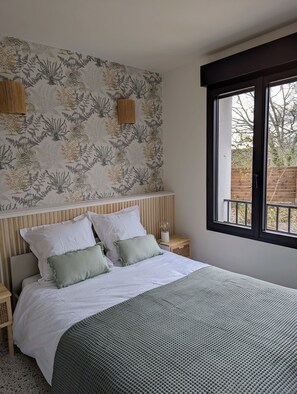 2 chambres, bureau, fer et planche à repasser, lit parapluie