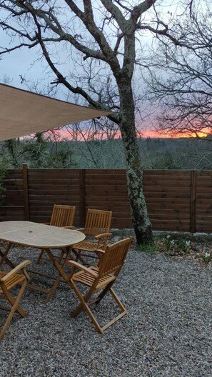 Outdoor dining - Les Petits riens | Gîte with garden in Balazuc, France's most beautiful villages (Balazuc)