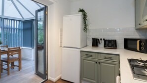 Eine moderne Küche mit Kühlschrank, Toaster, Mikrowelle und Herd.