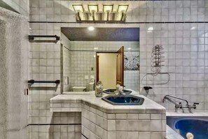 Badewanne, Haartrockner, HandtĂŒcher
