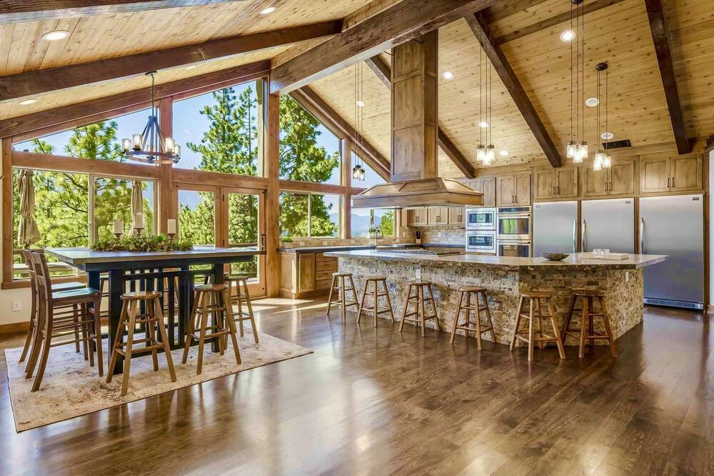 LX33 Lake Tahoe Villa with Game room and Hot tub