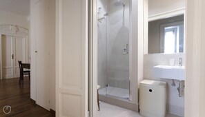 Lejlighed (1 Bedroom) | Badeværelse | Bruser, bidet
