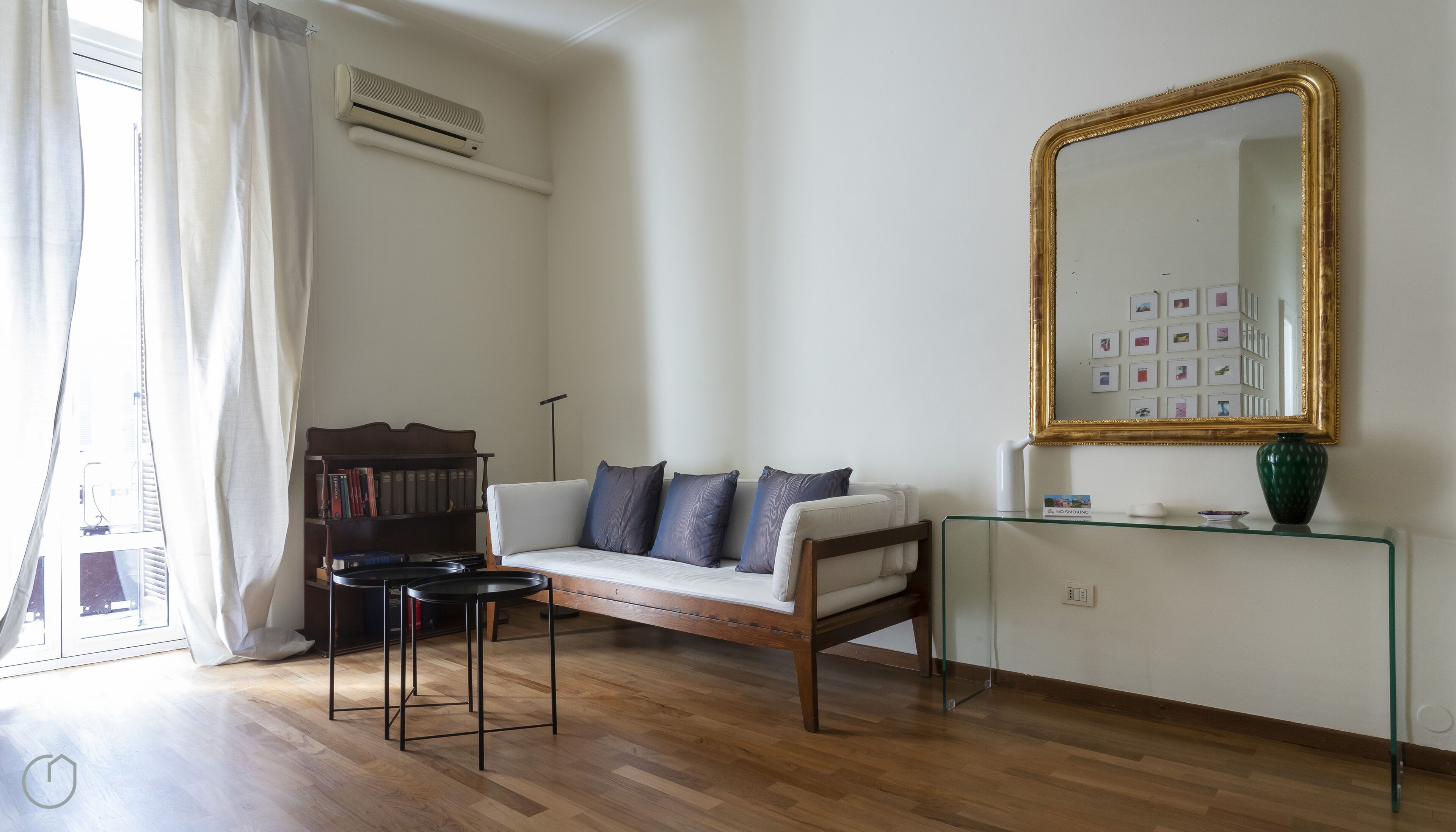 Appartamento (1 Bedroom) | Area soggiorno | TV 55 pollici con canali via cavo