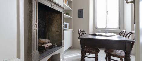 Apartment (1 Bedroom) | Dining