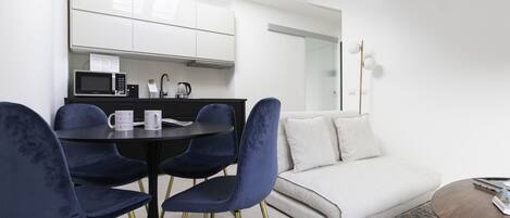 Appartement (1 Bedroom) | Aire de séjour | Téléviseur de 55 po avec télévision par câble