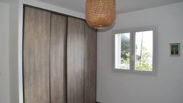 2 chambres, fer et planche Ă repasser, draps fournis