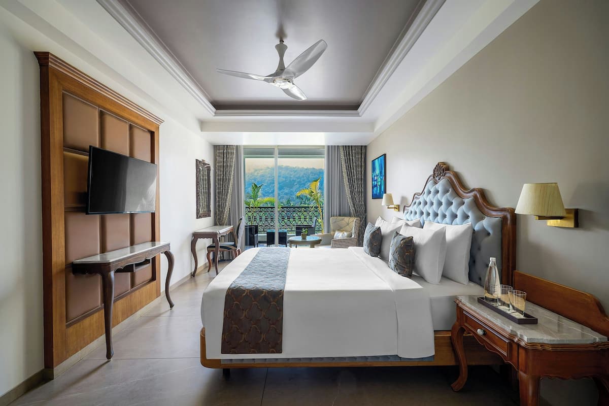 Classic Room, 1 Katil Raja (King), Mountain View | Peti besi dalam bilik, dilengkapkan perabot secara berasingan, meja