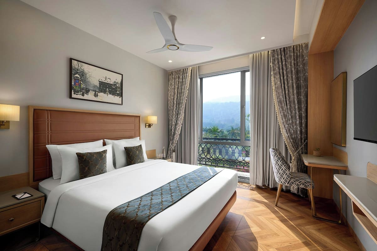 Room, 1 Katil Raja (King) (View) | Peti besi dalam bilik, dilengkapkan perabot secara berasingan, meja