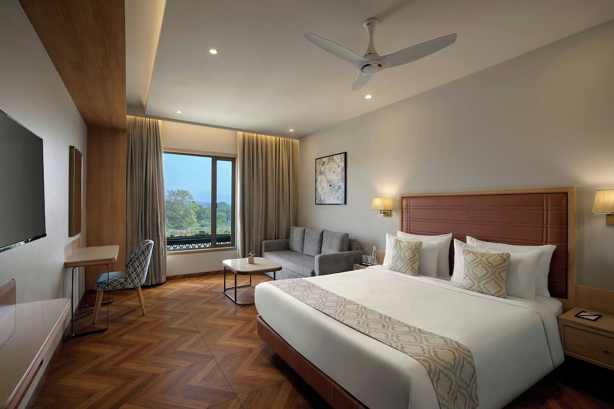 Premium Room, 1 Katil Raja (King) (View) | Peti besi dalam bilik, dilengkapkan perabot secara berasingan, meja