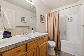 Ensemble baignoire-douche, séchoir à cheveux, serviettes fournies