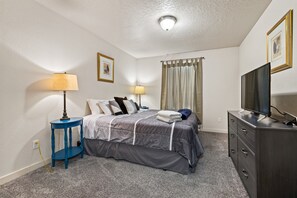 6 bedrooms, desk, iron/ironing board, free WiFi