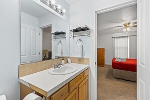 Combined shower/tub, hair dryer, towels